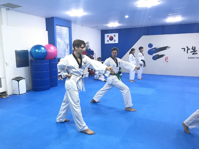 Harry teaching a white belt taegeuk 1